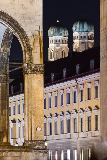 Blick vom Odeonsplatz über Feldherrnhalle zu den Türmen der Frauenkirche - Nachtfotografie